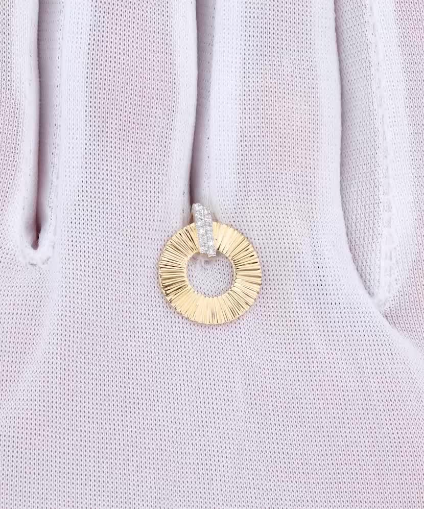 Yellow Gold pendant with diamonds