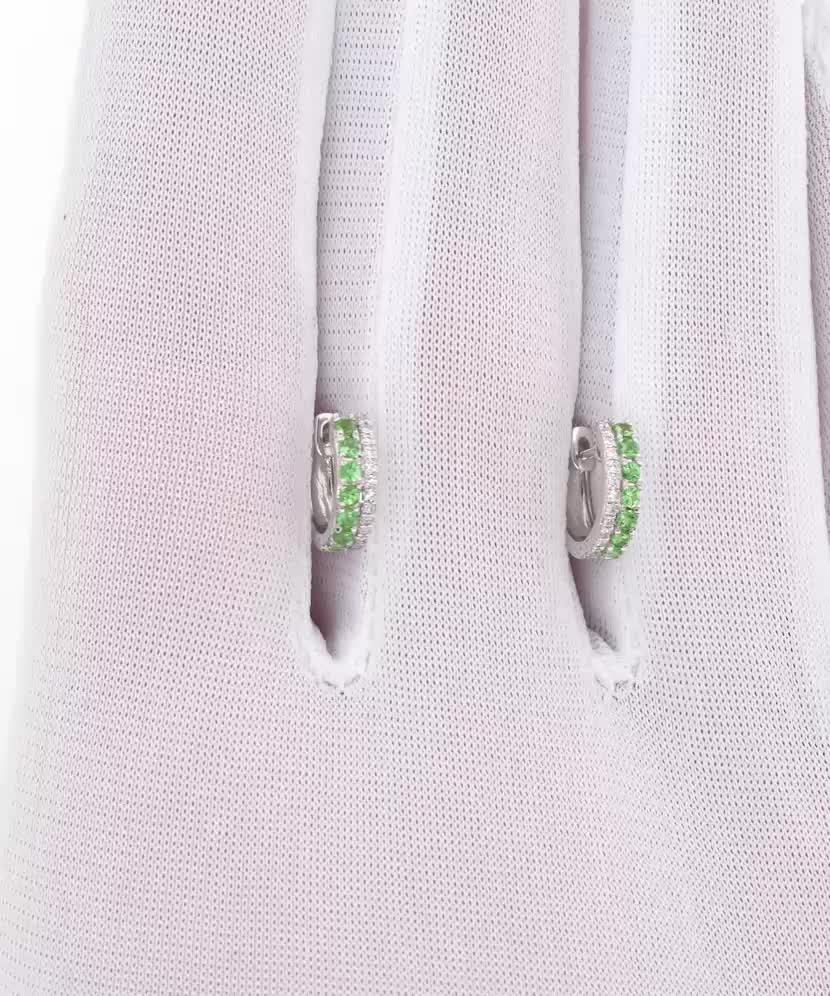 Серьги из белого золота с бриллиантами и зеленым гранатом Серьги из белого золота с бриллиантами и зеленым гранатом