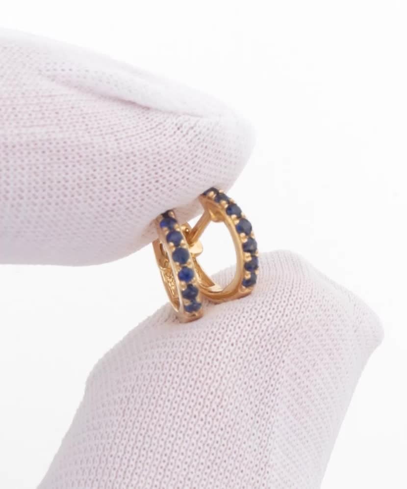 Gold earrings with sapphires