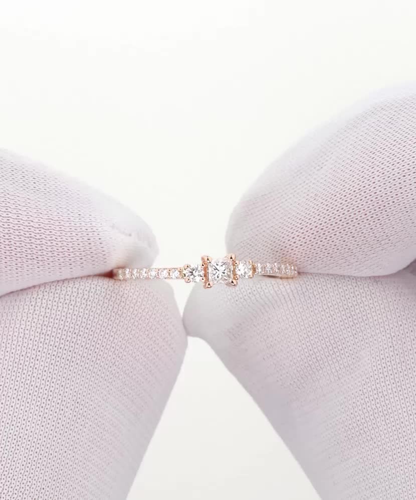 Золотое кольцо с алмазами Золотое кольцо с алмазами