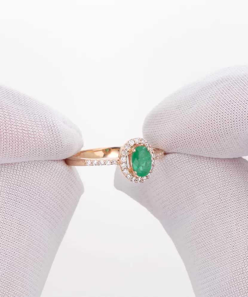 Золотое кольцо с изумрудом и алмазами Золотое кольцо с изумрудом и алмазами