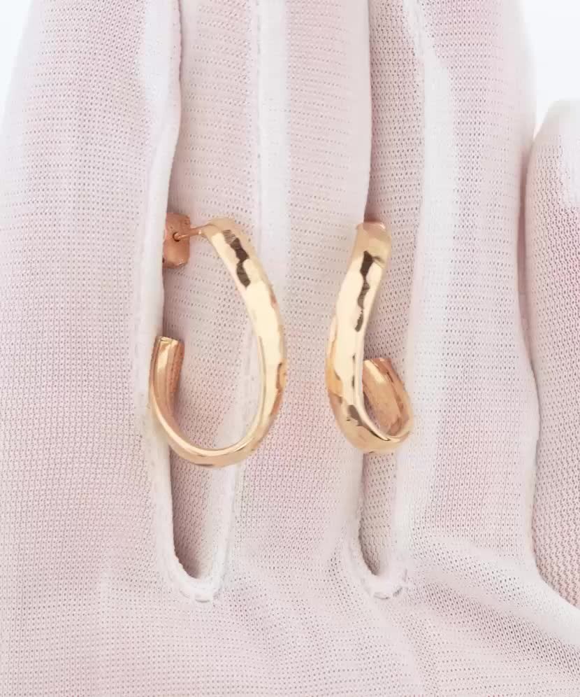 Gold earrings Gold earrings