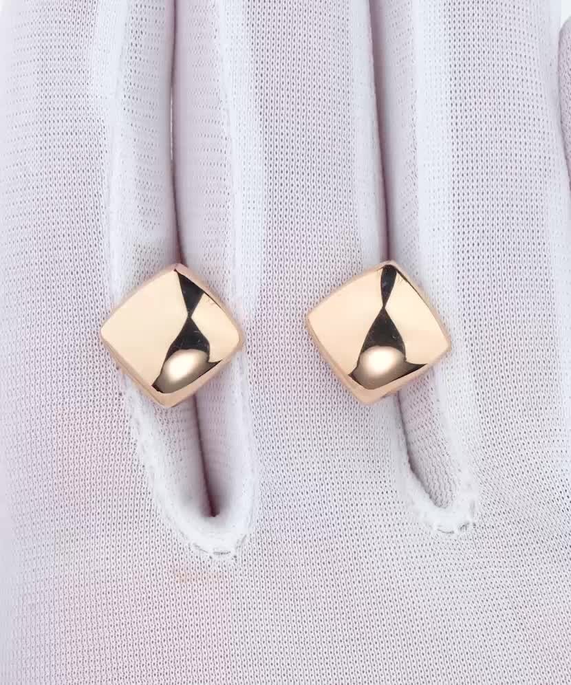 Gold earrings Gold earrings