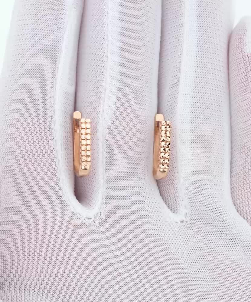 Gold earrings Gold earrings