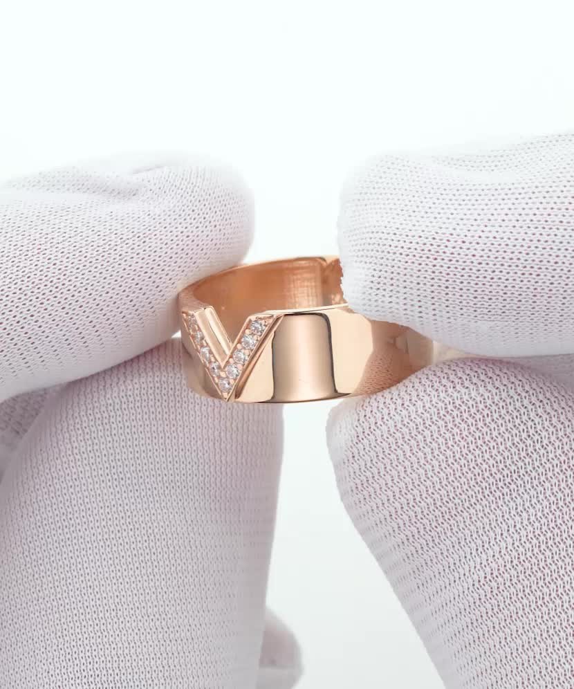 Gold ring with zircons