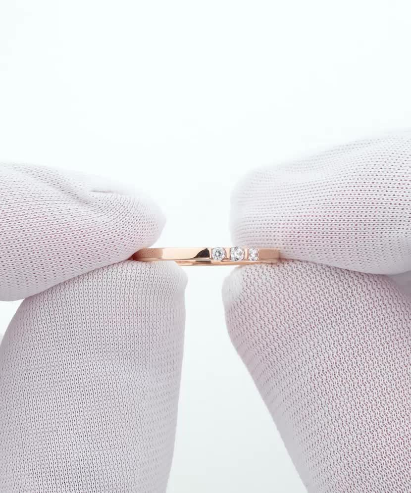 Gold ring with zircons