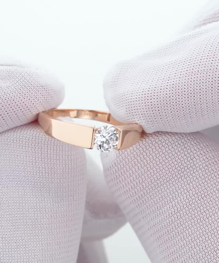 Gold ring with zirconium