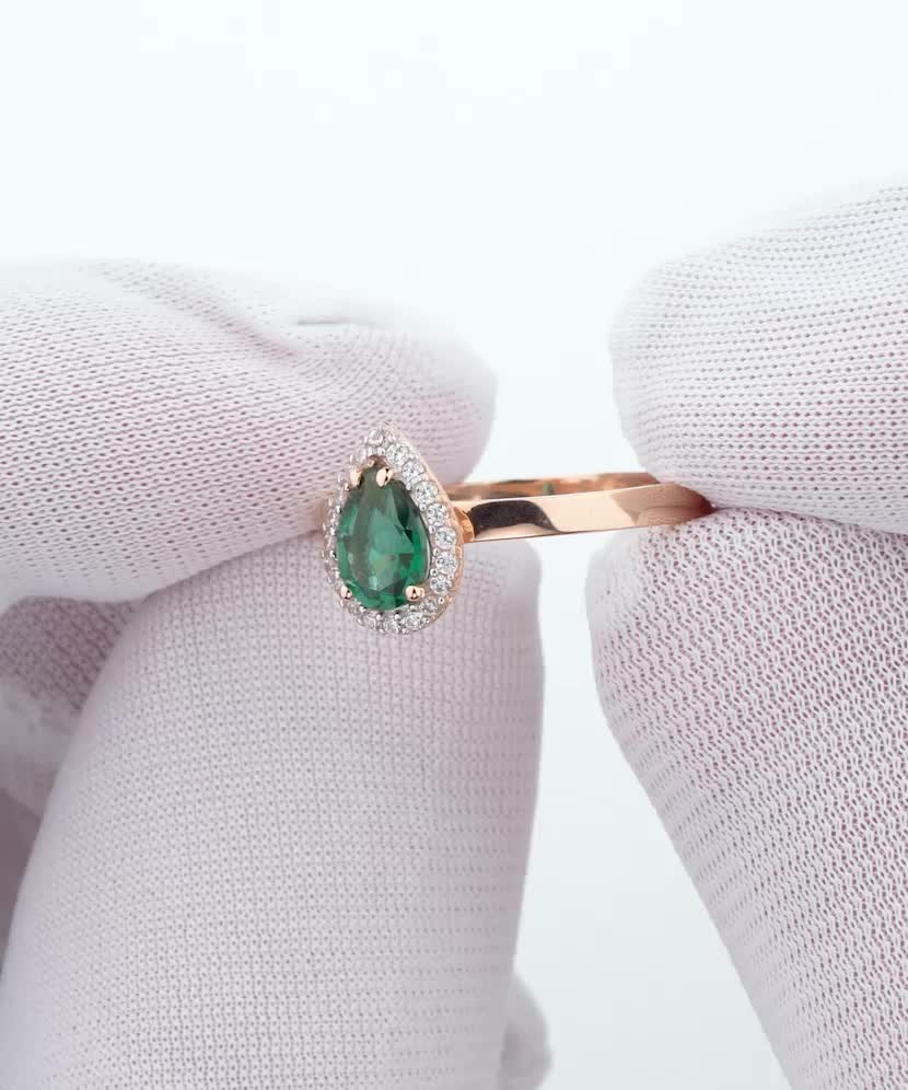 Gold ring with zircons