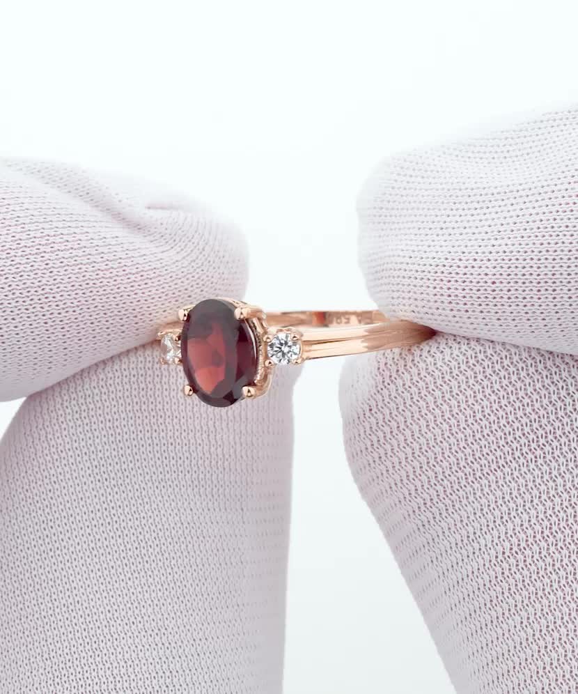 Gold ring with garnet and zircons