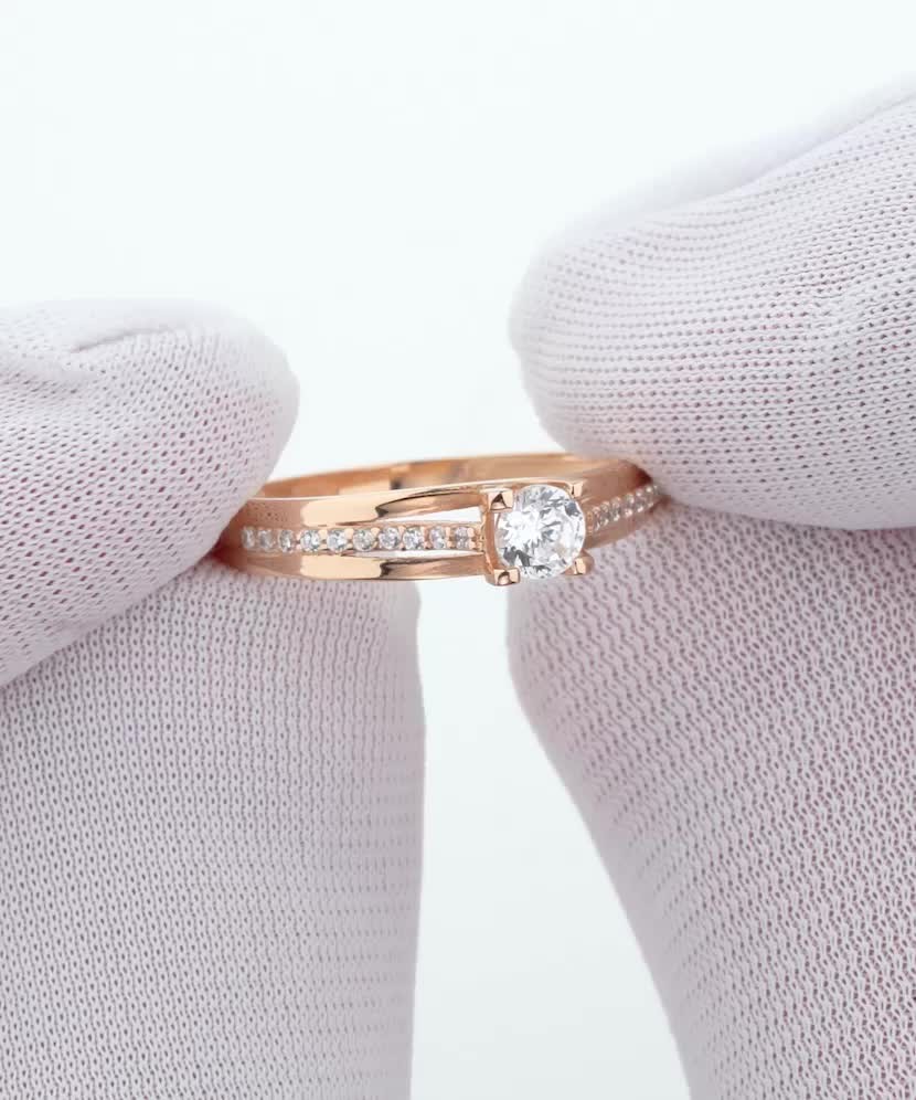 Gold ring with zircons