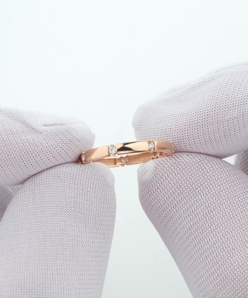 Gold ring with zircons