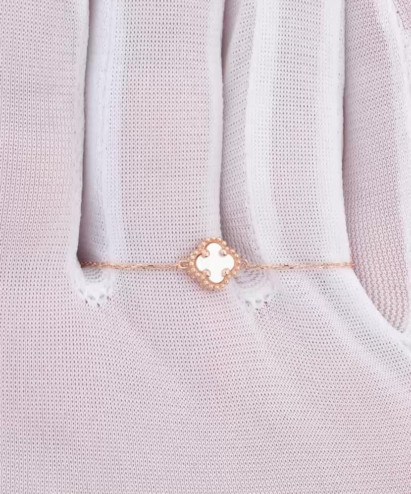 Золотая цепочка с эмалевым кулоном