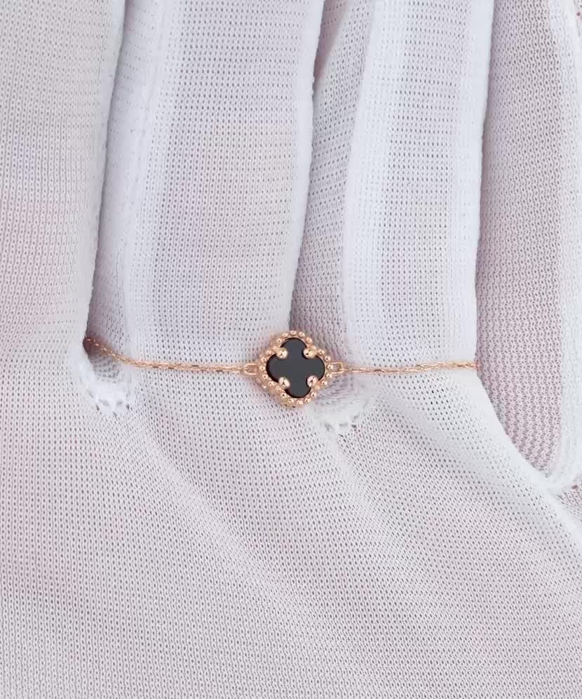 Золотая цепочка с подвеской из оникса Золотая цепочка с подвеской из оникса