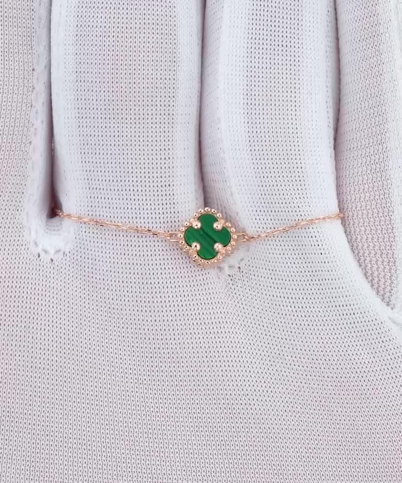 Золотая цепочка с кулоном из малахита Золотая цепочка с кулоном из малахита