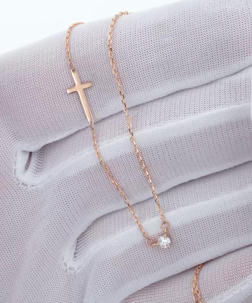 Золотая цепочка с подвеской из циркона и крестиком