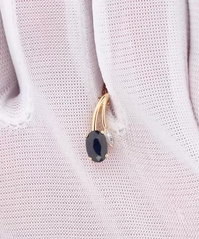 Yellow gold pendant with diamonds and sapphires
