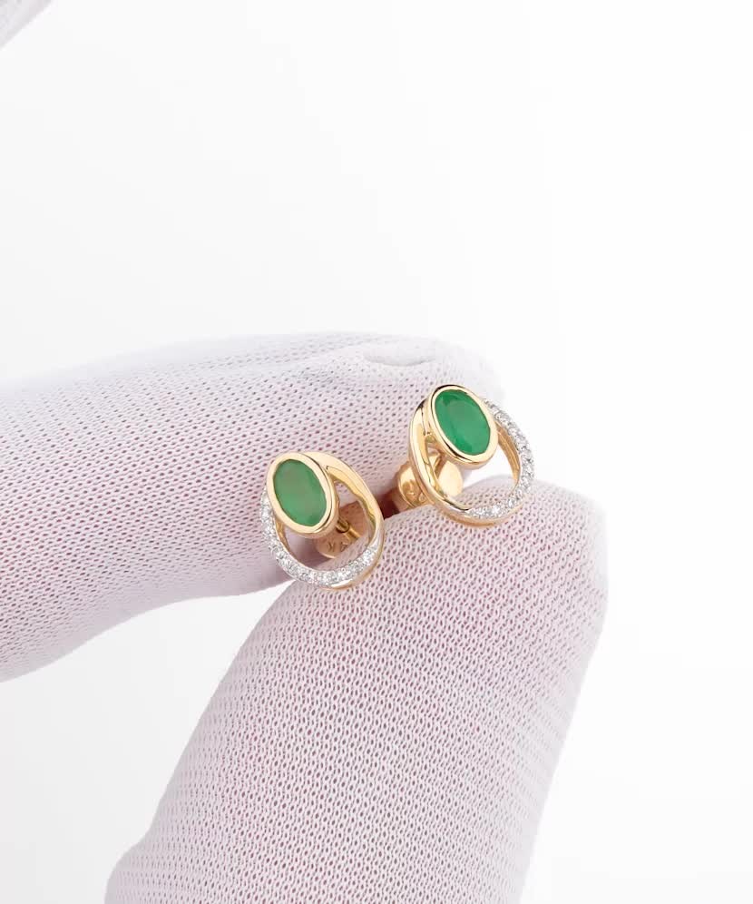 Серьги из желтого золота с бриллиантами и изумрудами