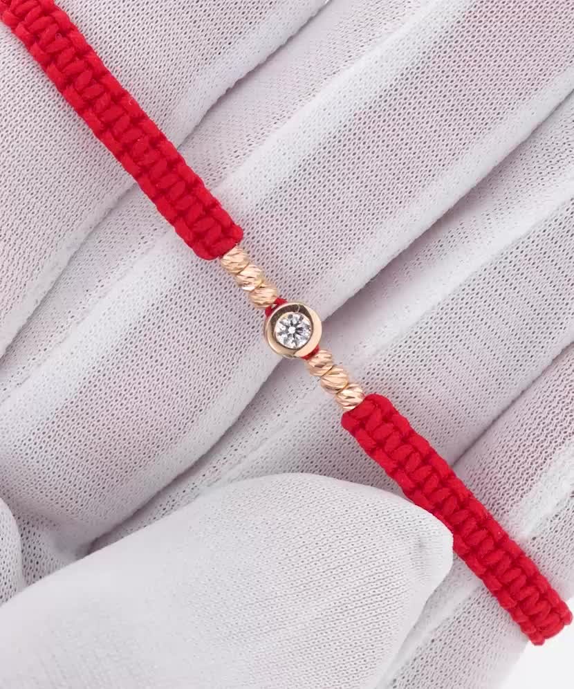 Красная нить на запястье с золотым циркониевым подвесом