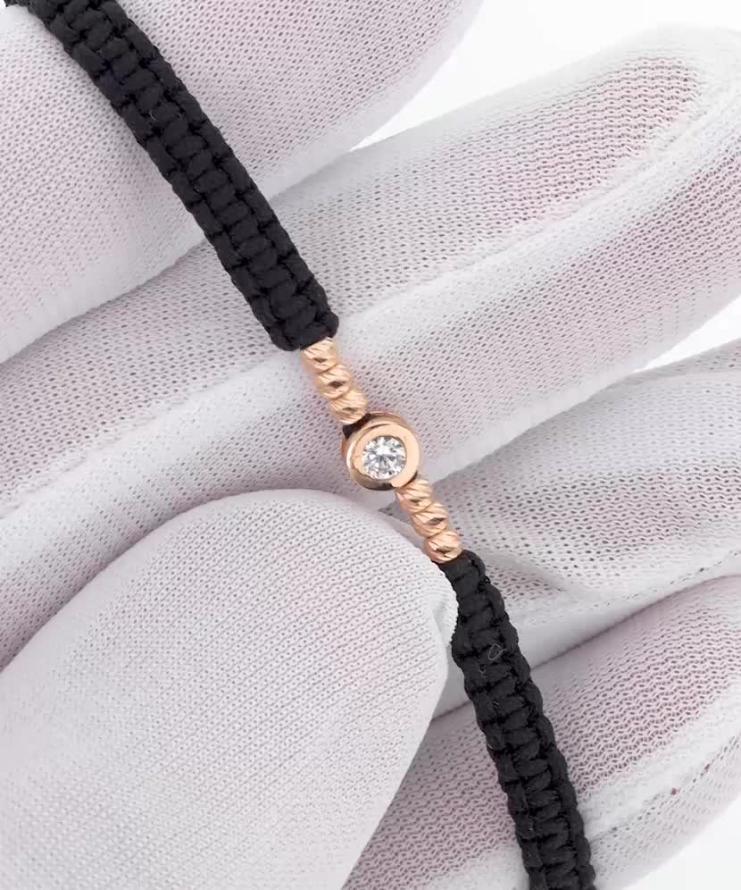 Браслет из чёрной нити с золотой подвеской