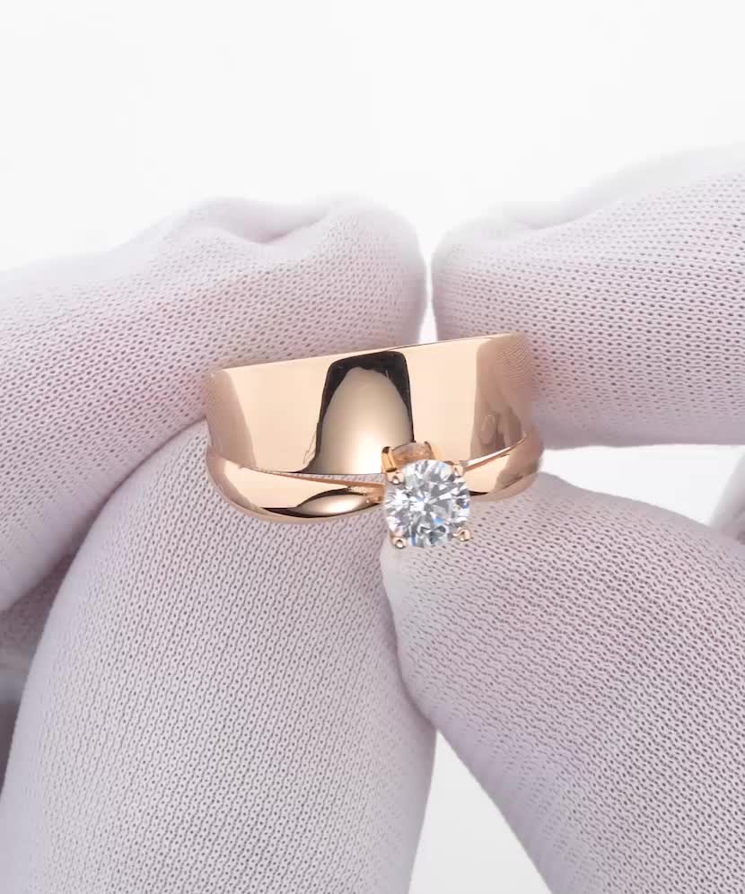 Gold ring with zirconium