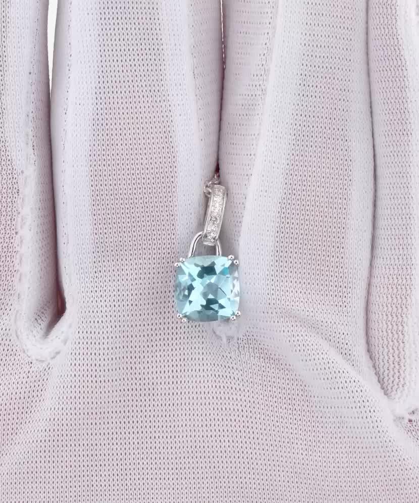 White gold pendant with topaz and diamonds