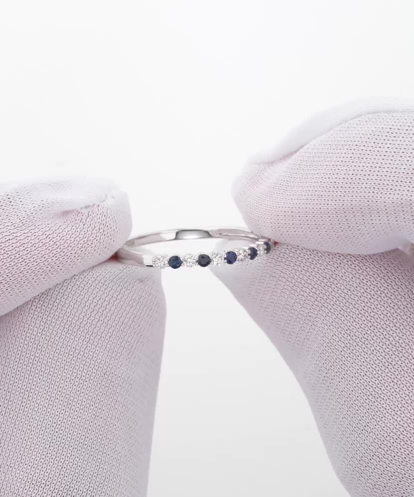 Кольцо из белого золота с сапфиром и бриллиантами