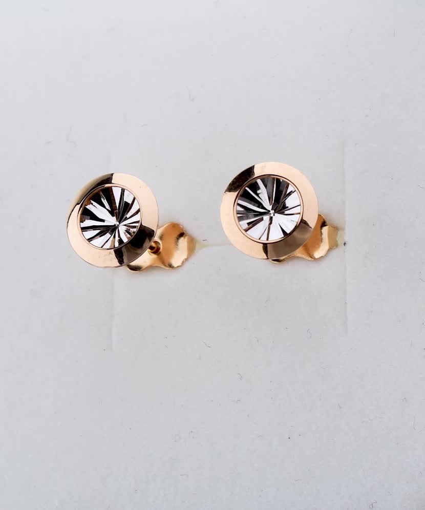 Gold earrings Gold earrings