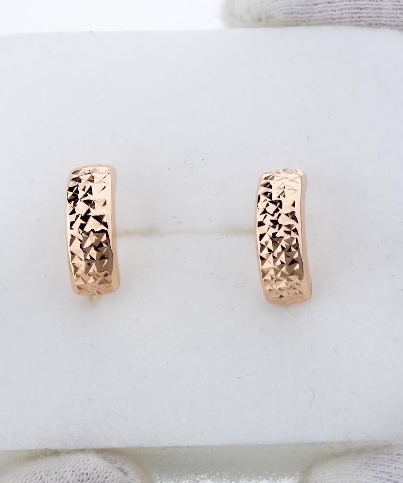 Gold earrings Gold earrings