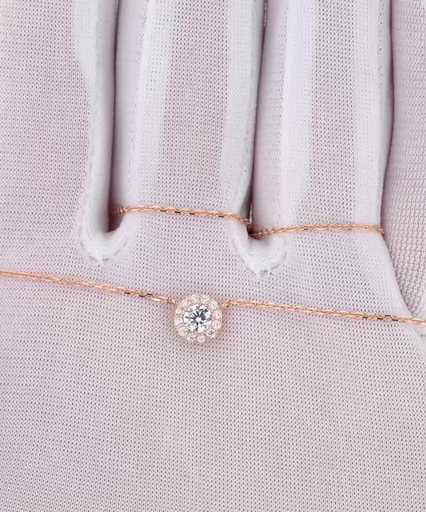 Gold chain with zirconium pendant