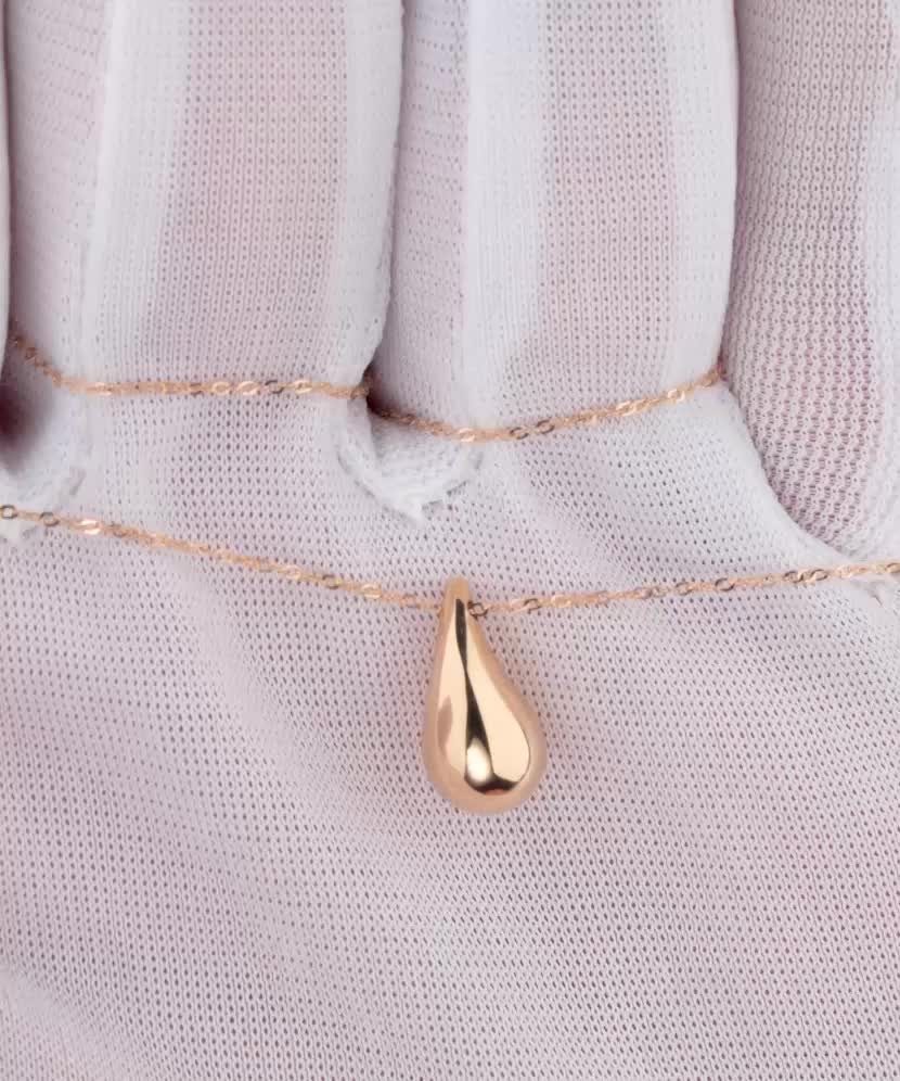 Gold chain with pendant