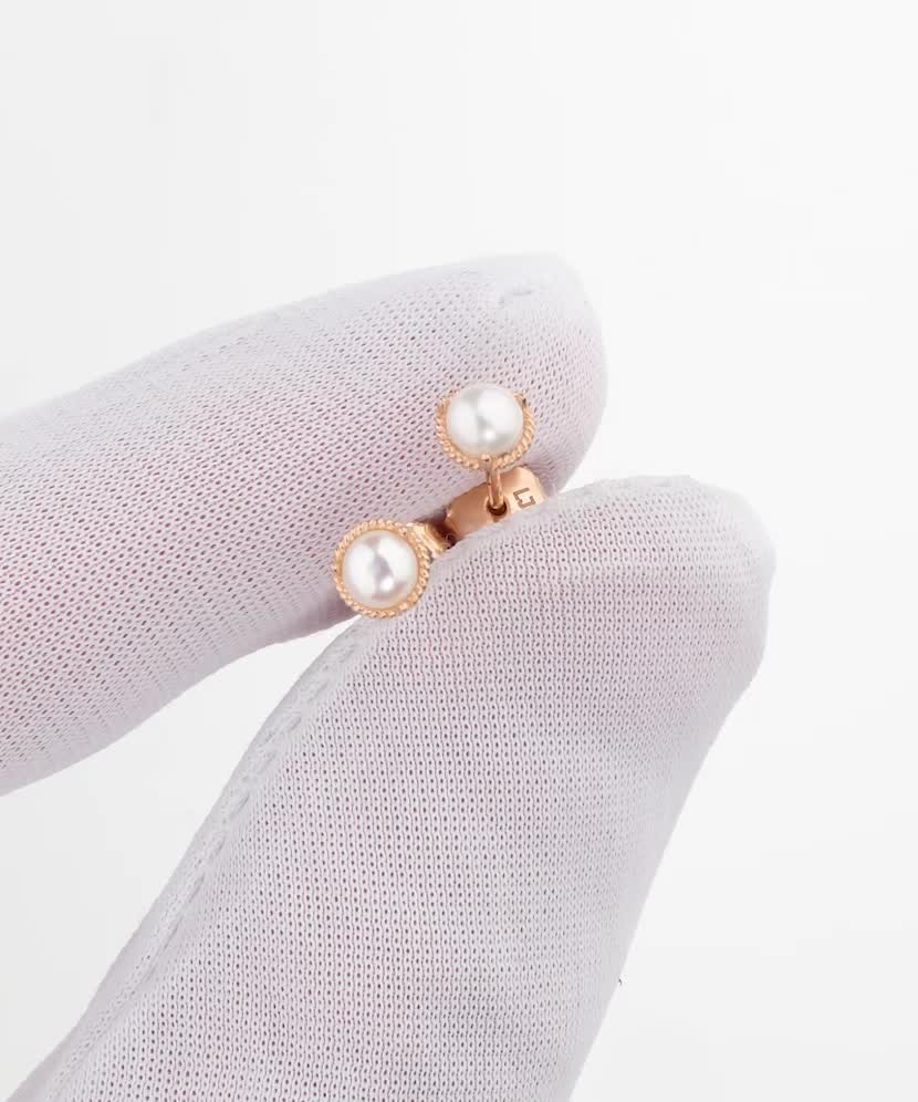 Gold earrings with pearls