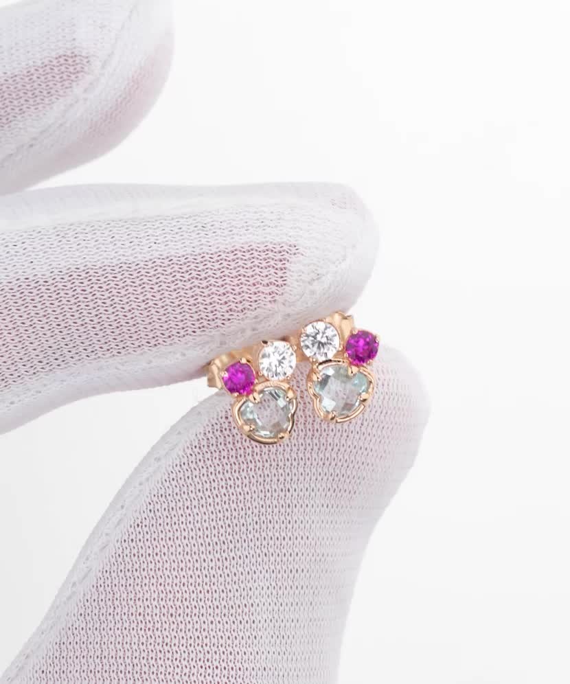 Gold earrings with zircons