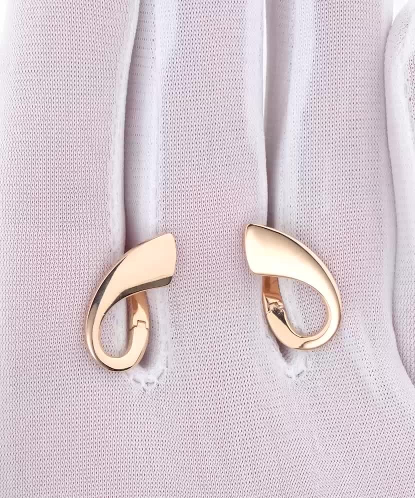 Gold earrings Gold earrings