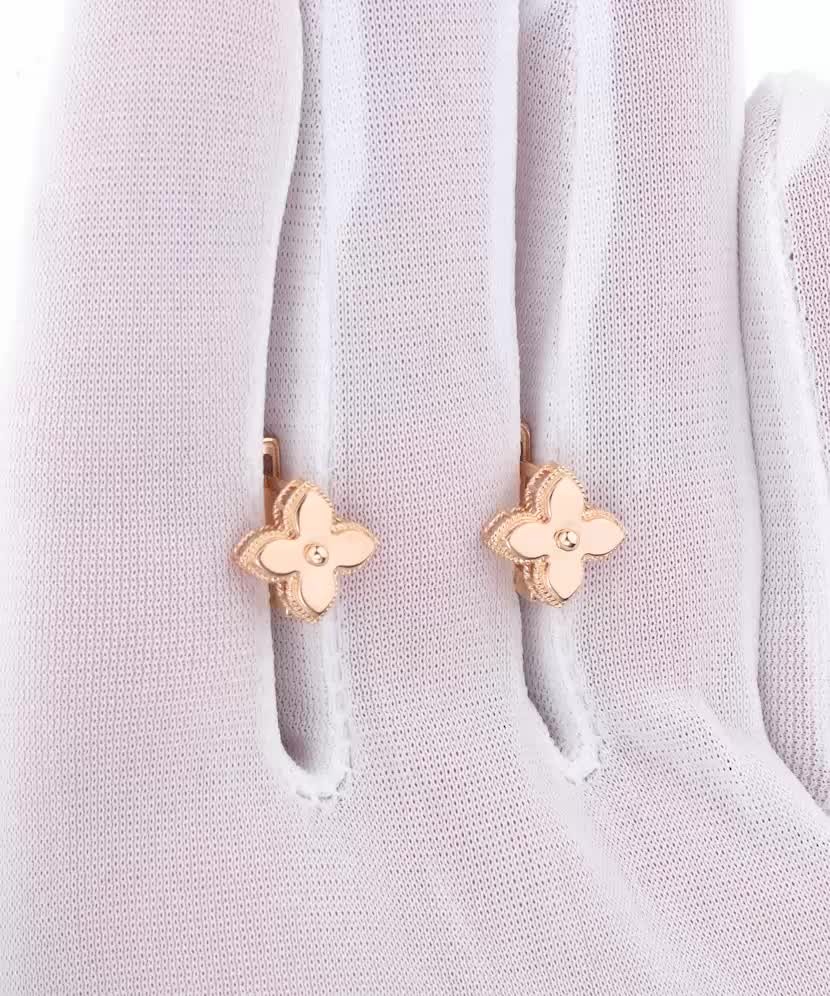 Gold earrings Gold earrings