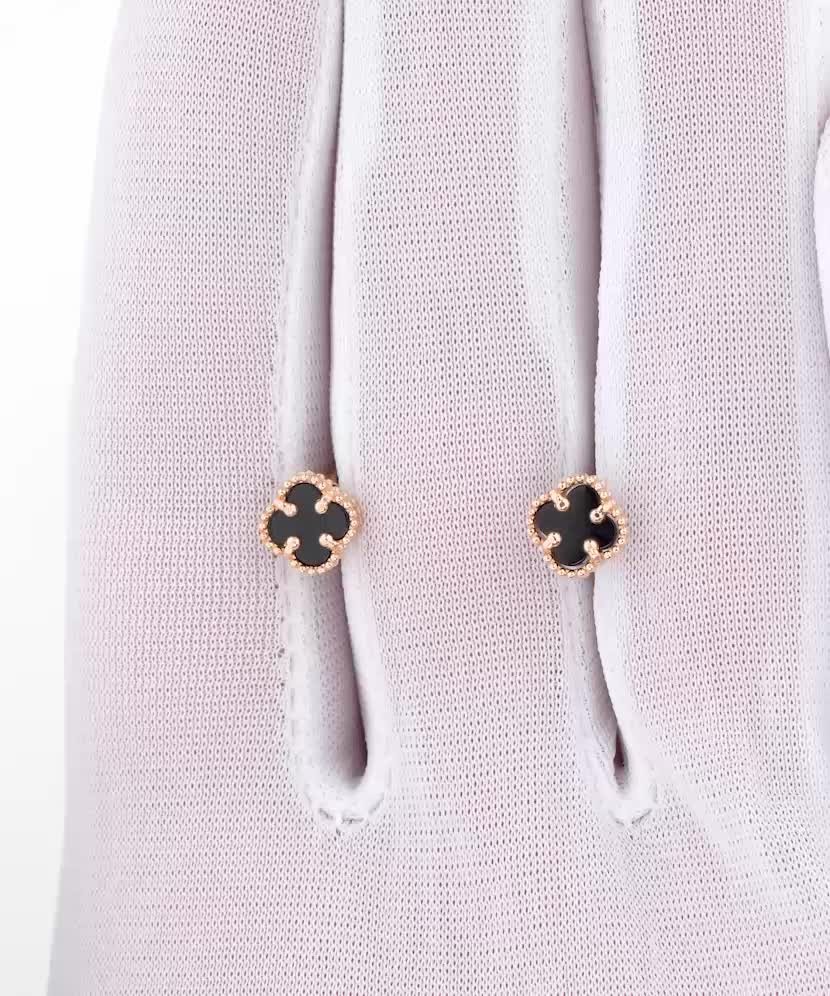 Gold earrings with onyx Gold earrings with onyx