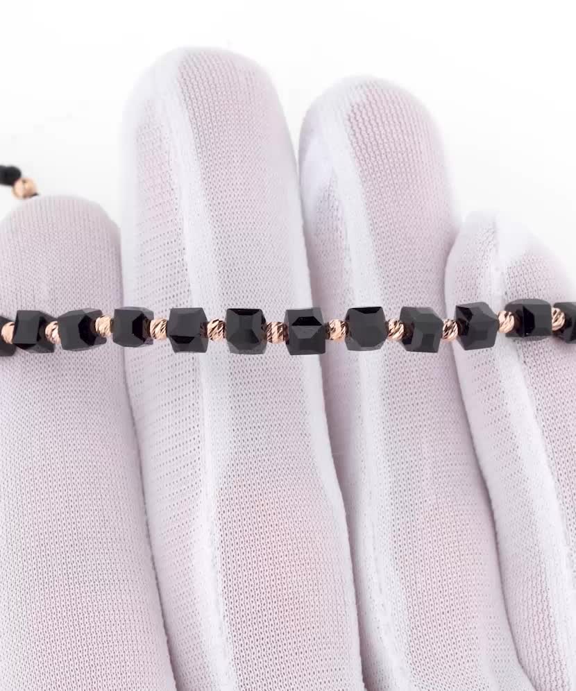 Браслет из чёрной нити с золотом и ониксами