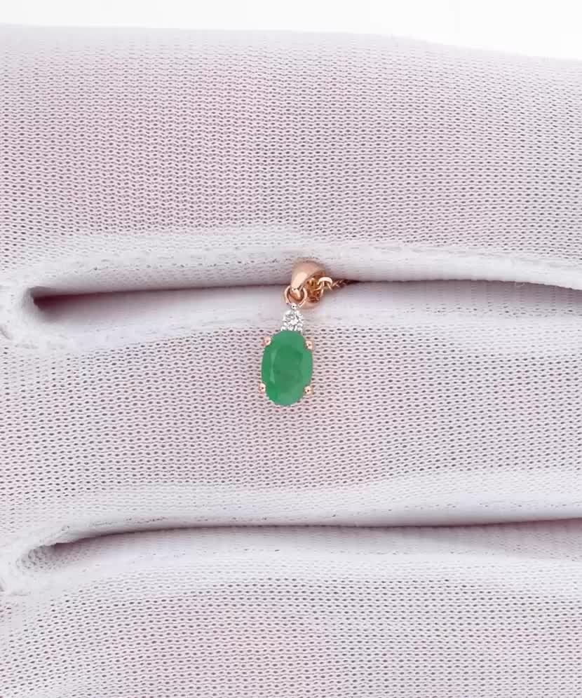 Gold pendant with emerald and diamonds