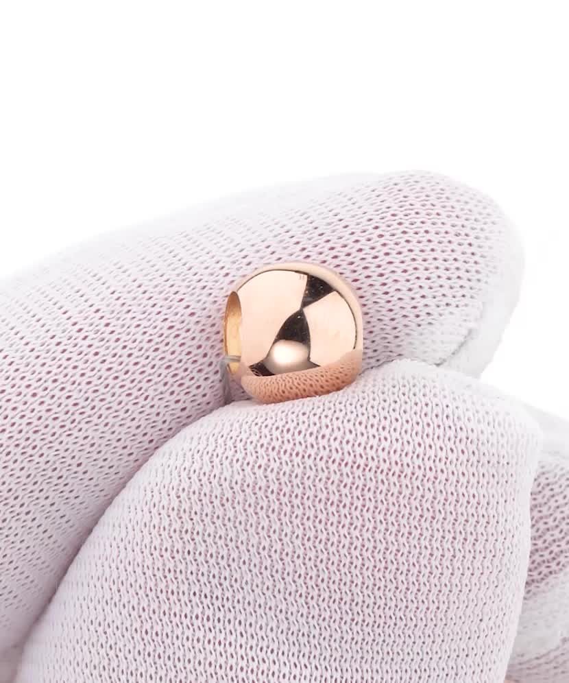 Universal golden pendant