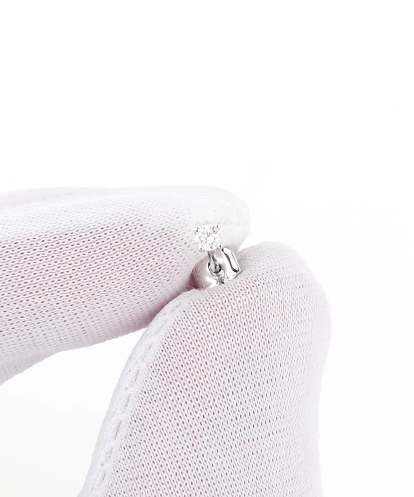 White gold earring with a 0.03 ct diamond