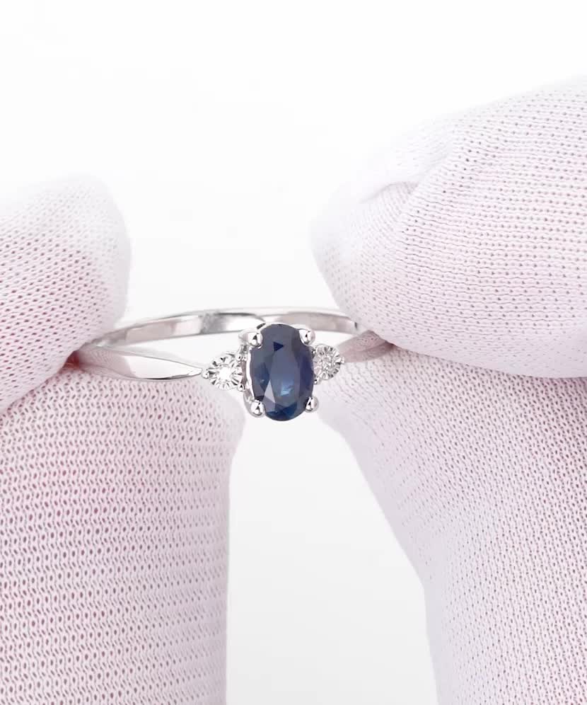 White gold ring with sapphire and diamonds