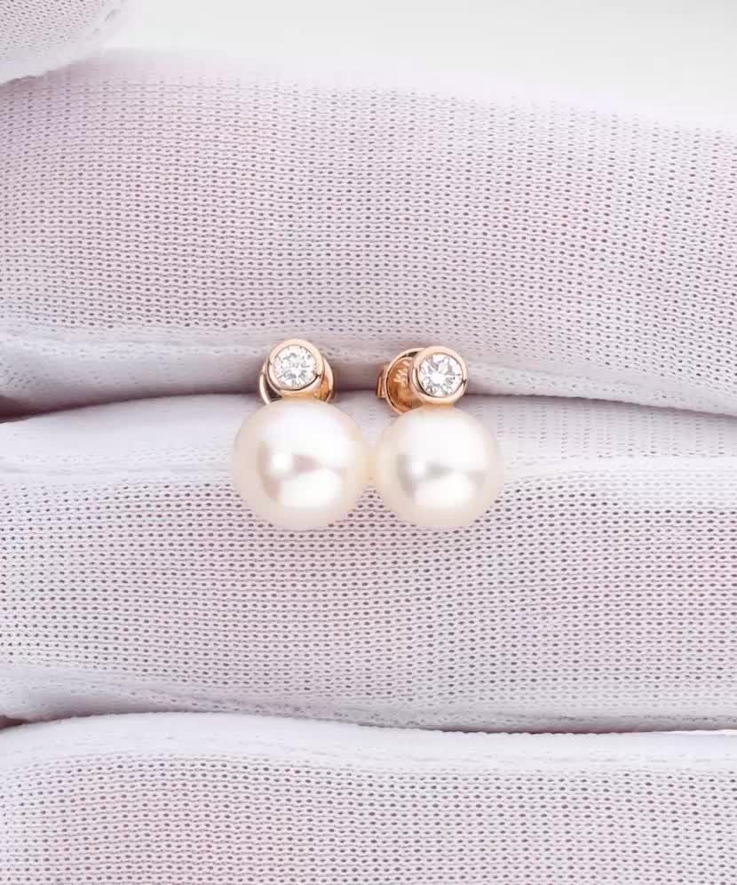Gold earrings with pearls and diamonds