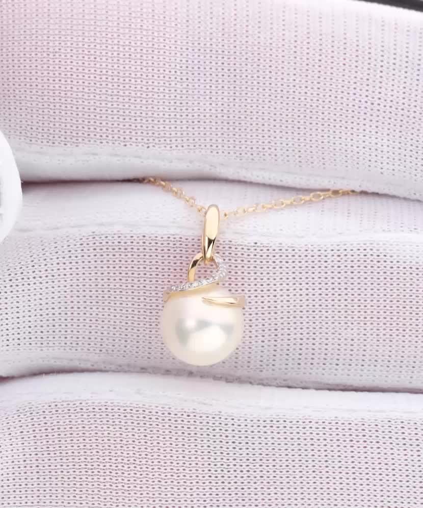 Yellow gold chain with pearl and diamond pendant