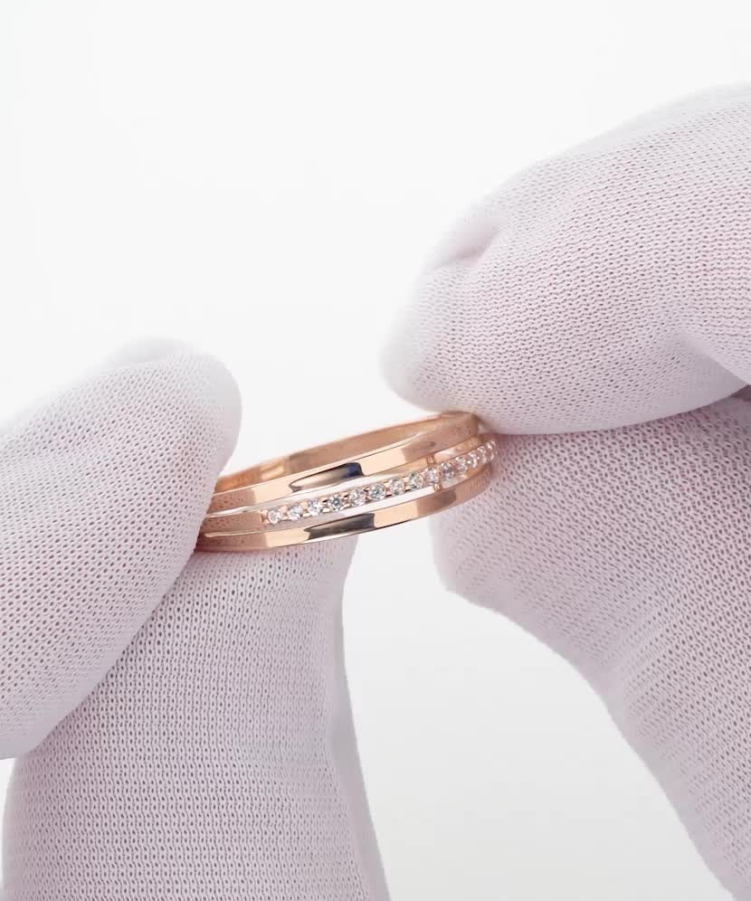 Gold ring with zircons