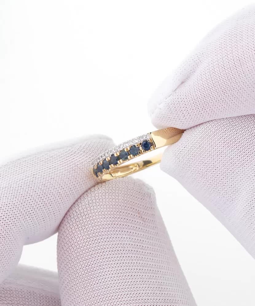 Yellow gold ring with diamonds and sapphires