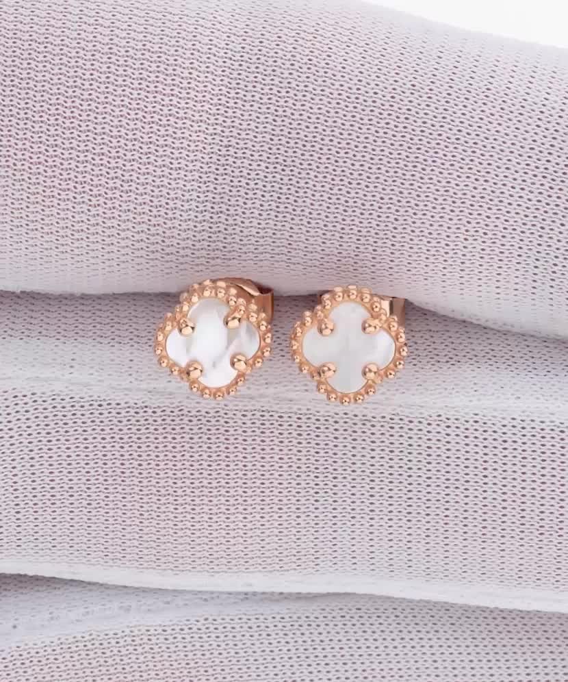 Gold earrings with nacre