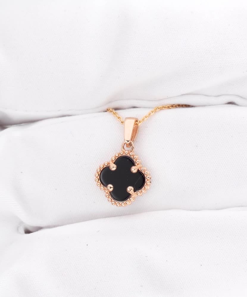 Gold pendant with onyx