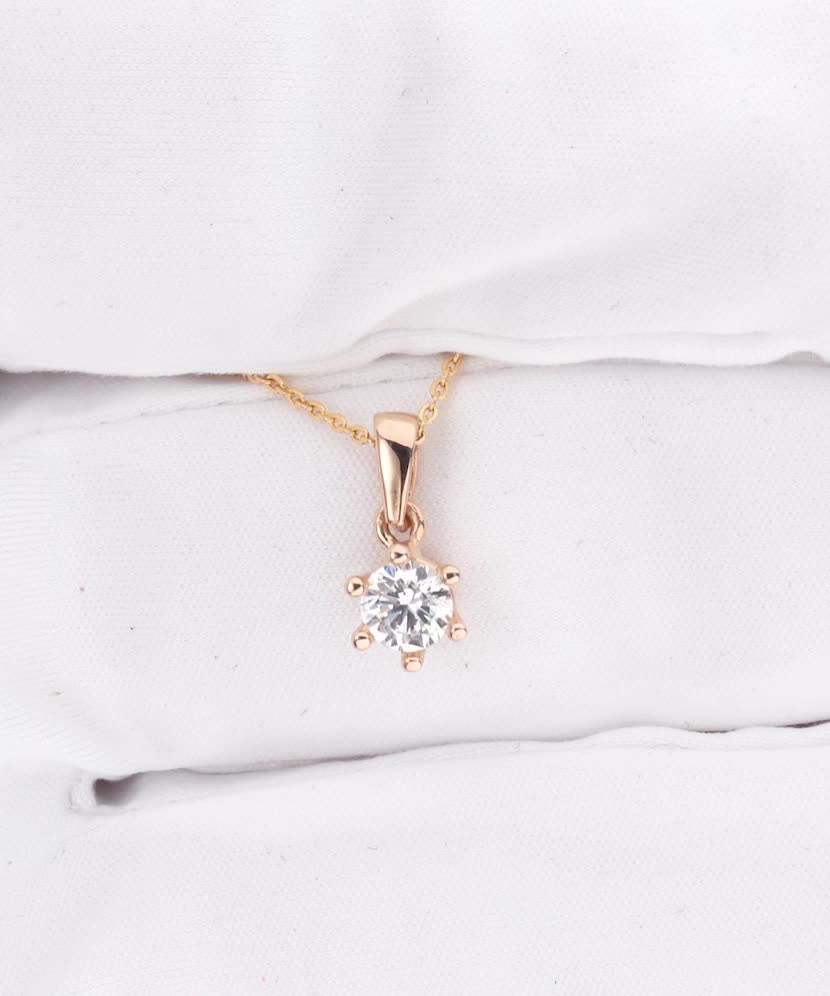 Gold pendant with zirconium