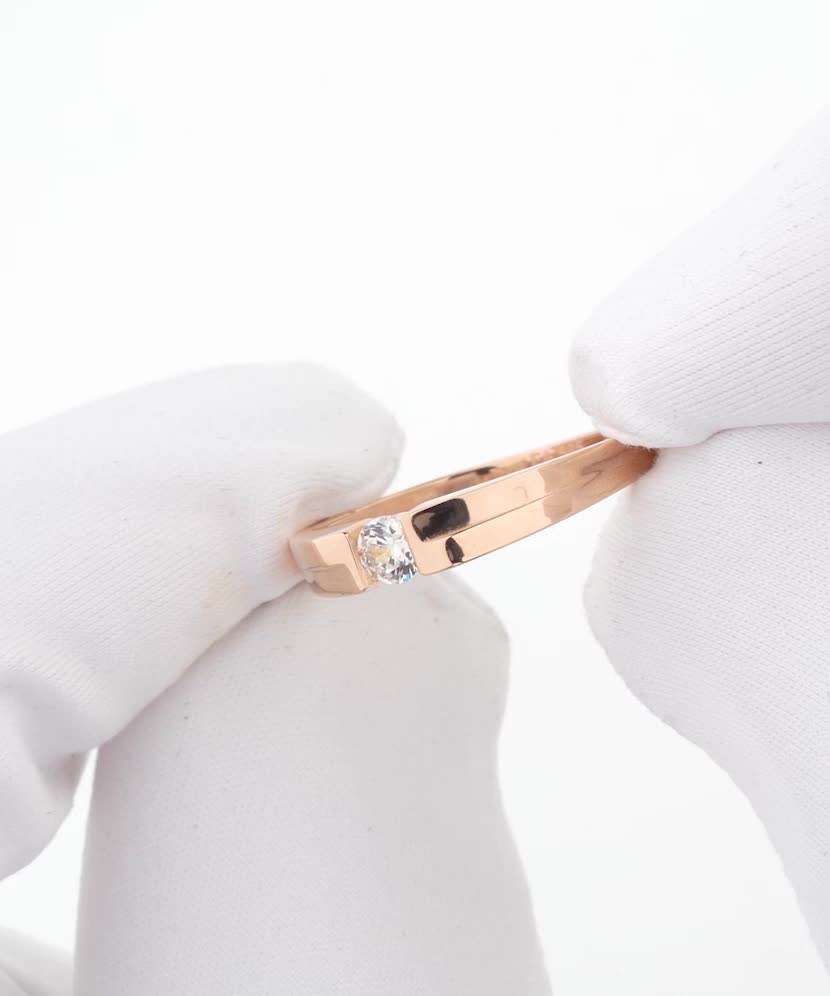 Gold ring with zirconium