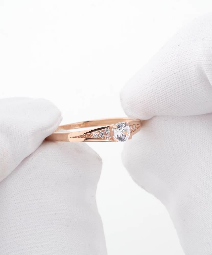 Gold ring with zircons