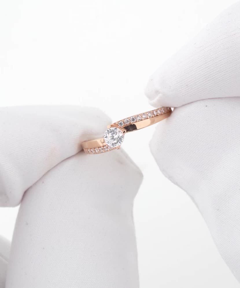 Gold ring with zircons
